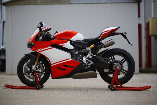 Ducati 1299 Superleggera — vista laterale a tre quarti.