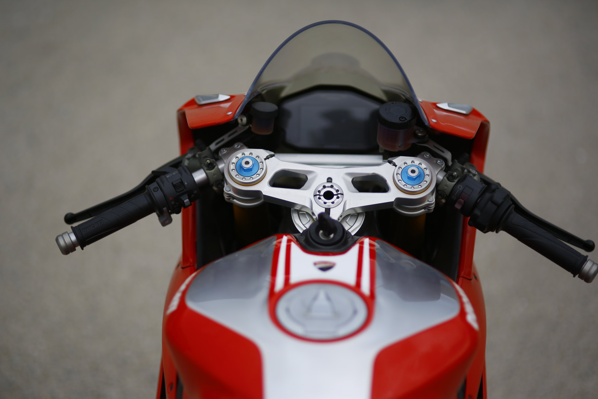 Ducati Panigale R — serbatoio e comandi.