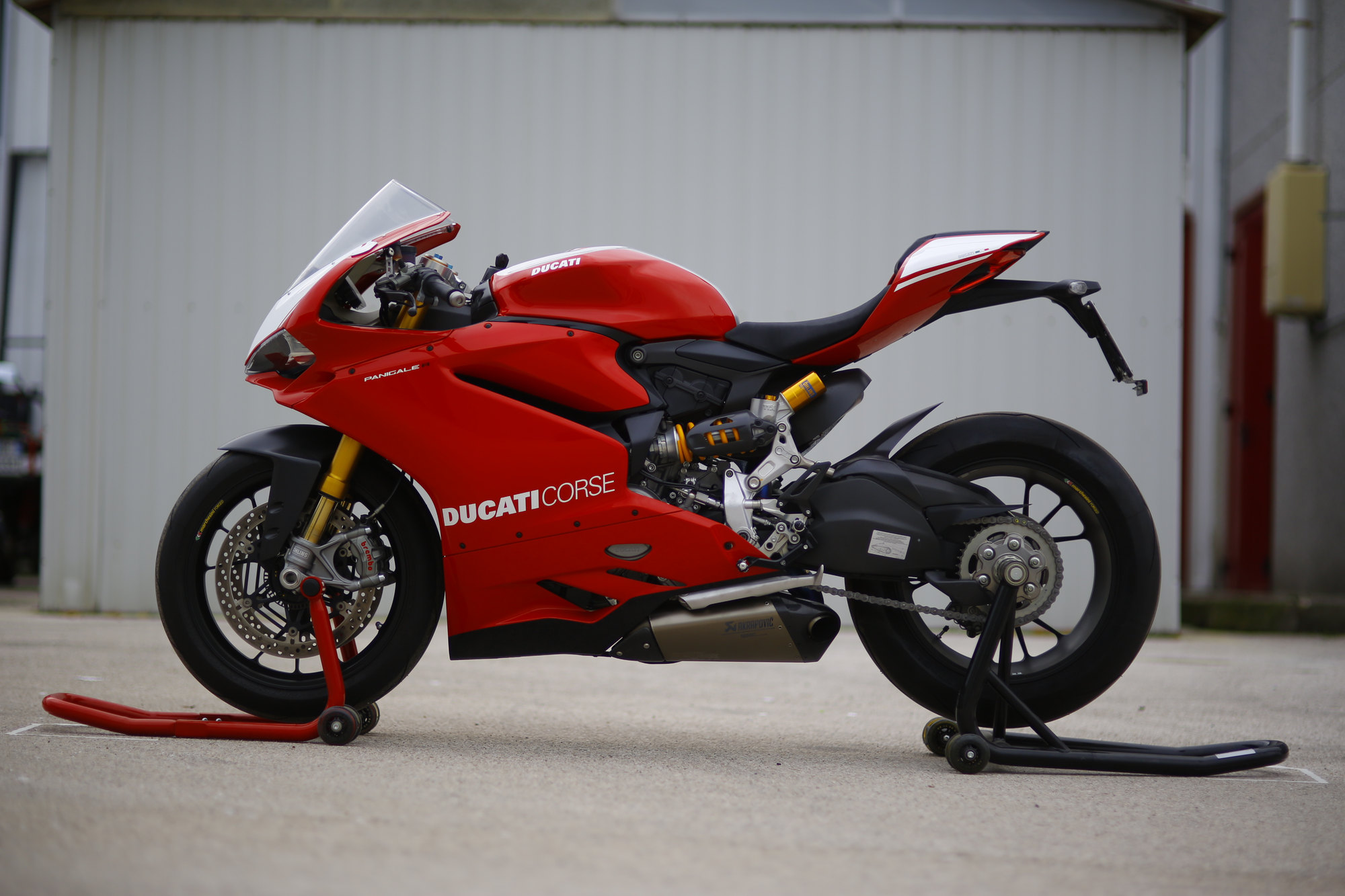 Ducati Panigale R — vista laterale.