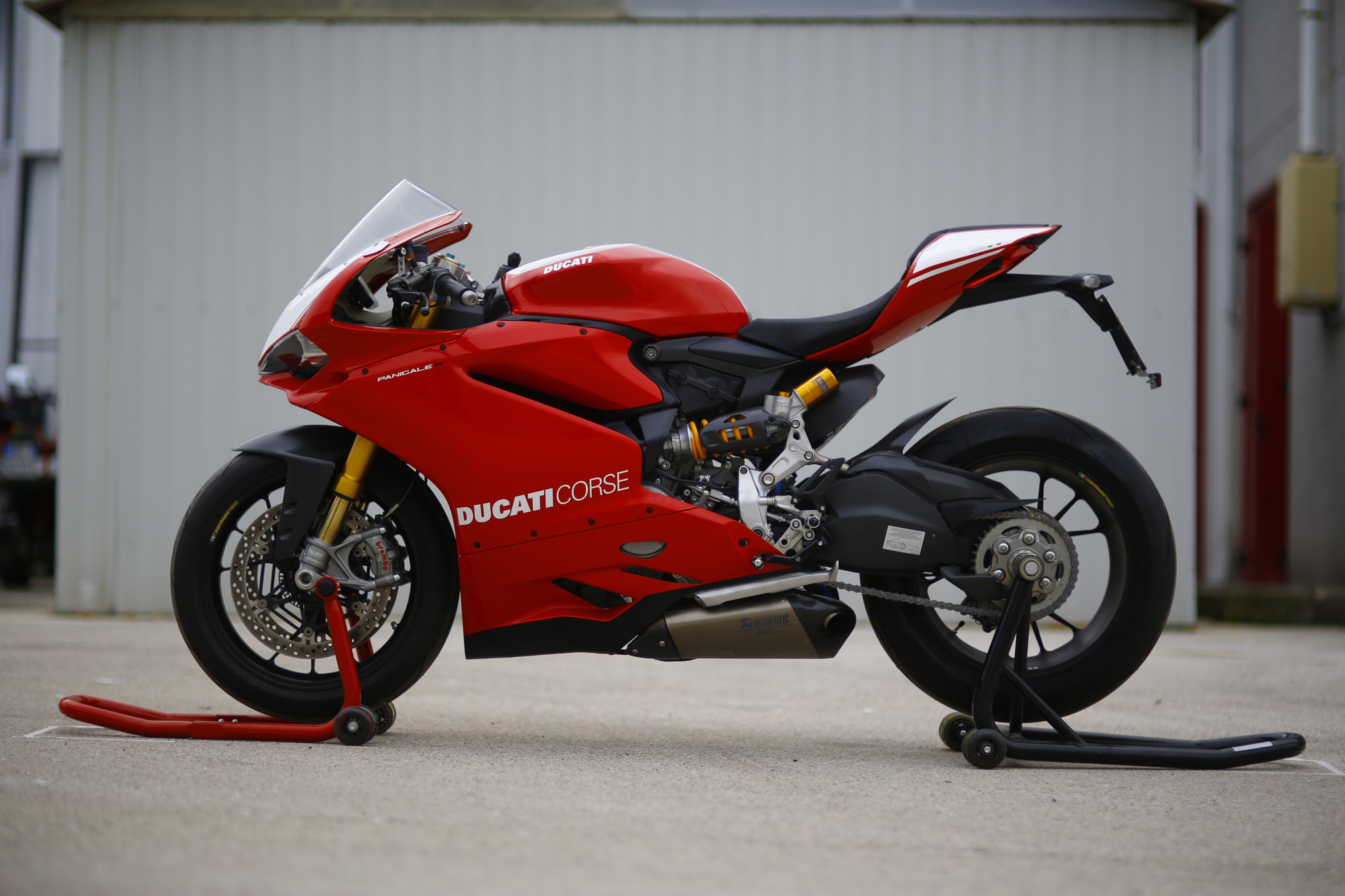 Ducati Panigale R — vista laterale a tre quarti.