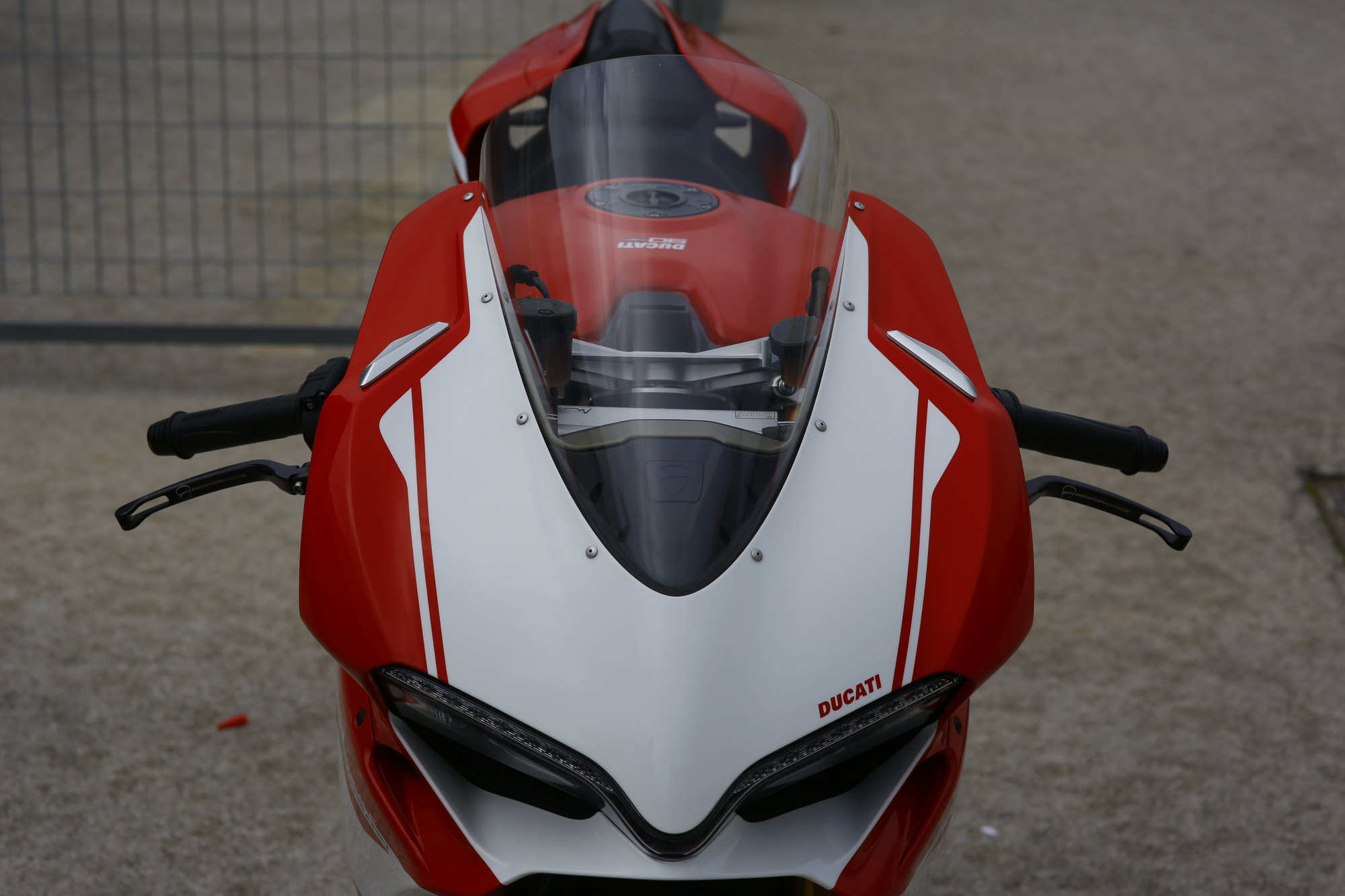 Ducati 1299 Panigale S Anniversario — vista anteriore.