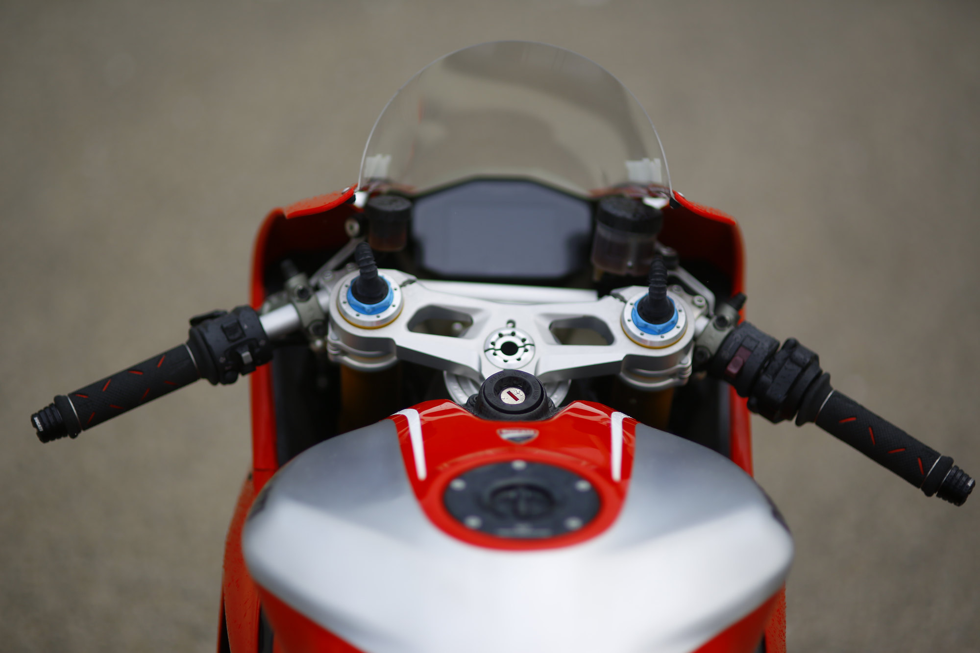 Ducati 1199 R — serbatoio e comandi.