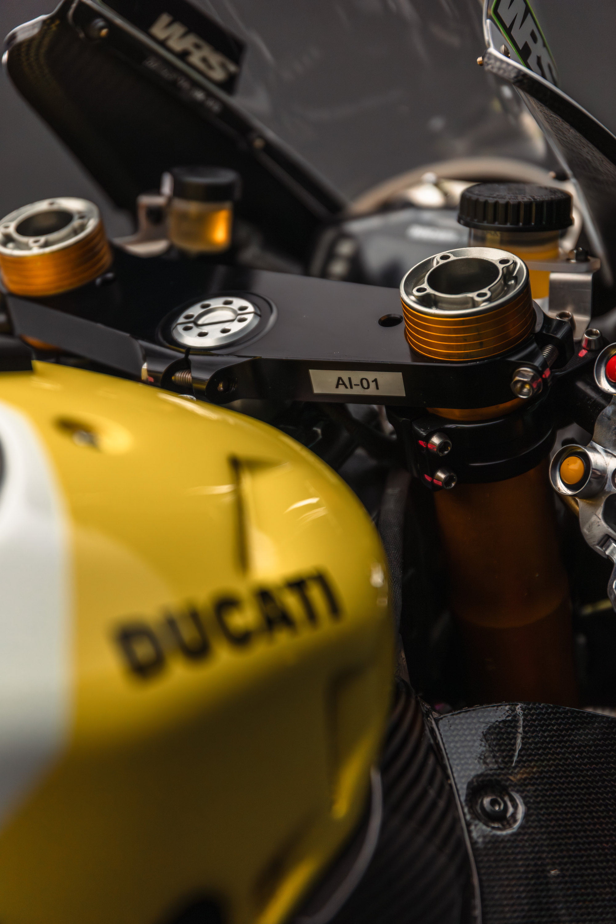 Ducati Panigale V4 R, configurazione WorldSBK 2025 — serbatoio e comandi.