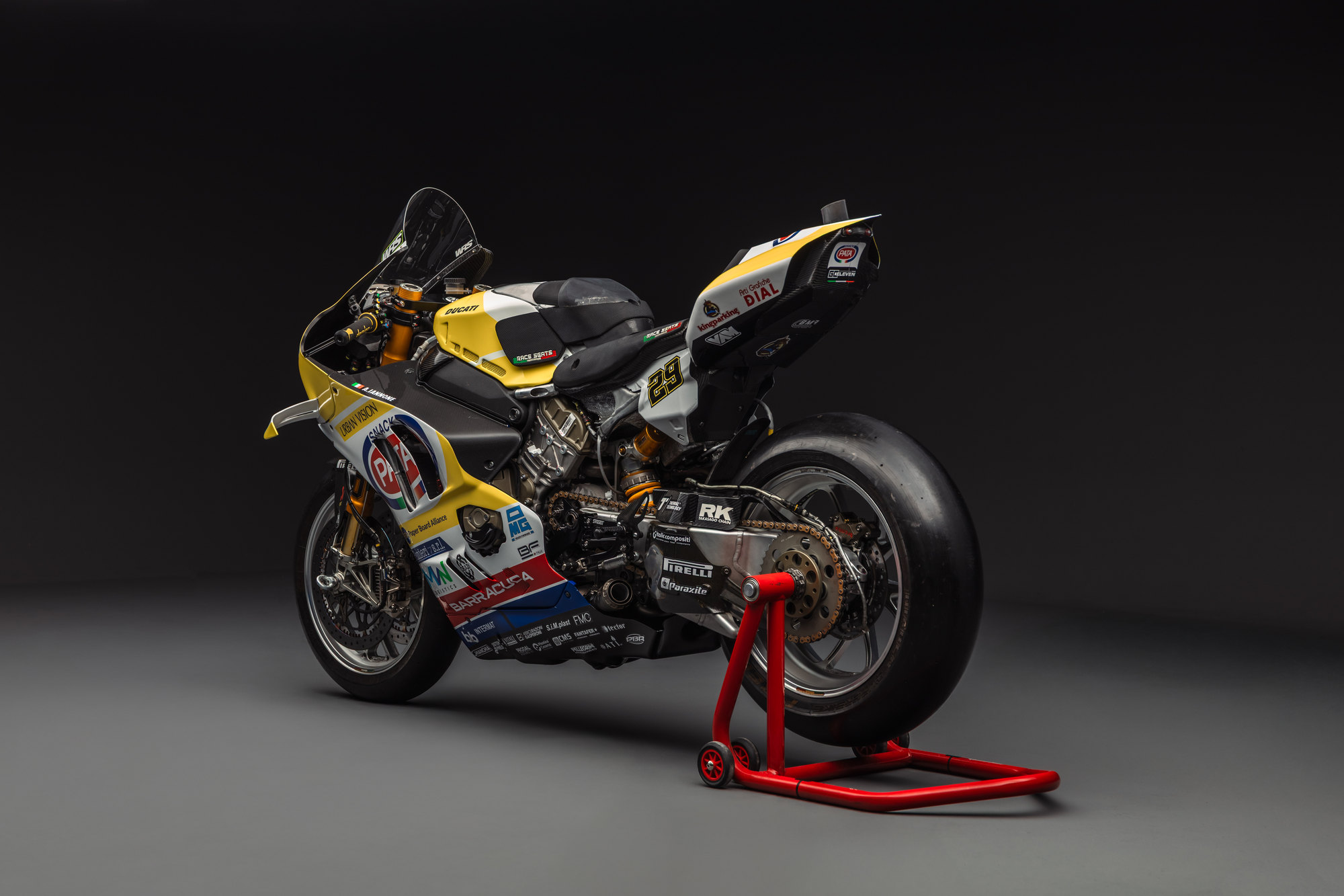 Ducati Panigale V4 R, configurazione WorldSBK 2025 — vista a tre quarti posteriore.