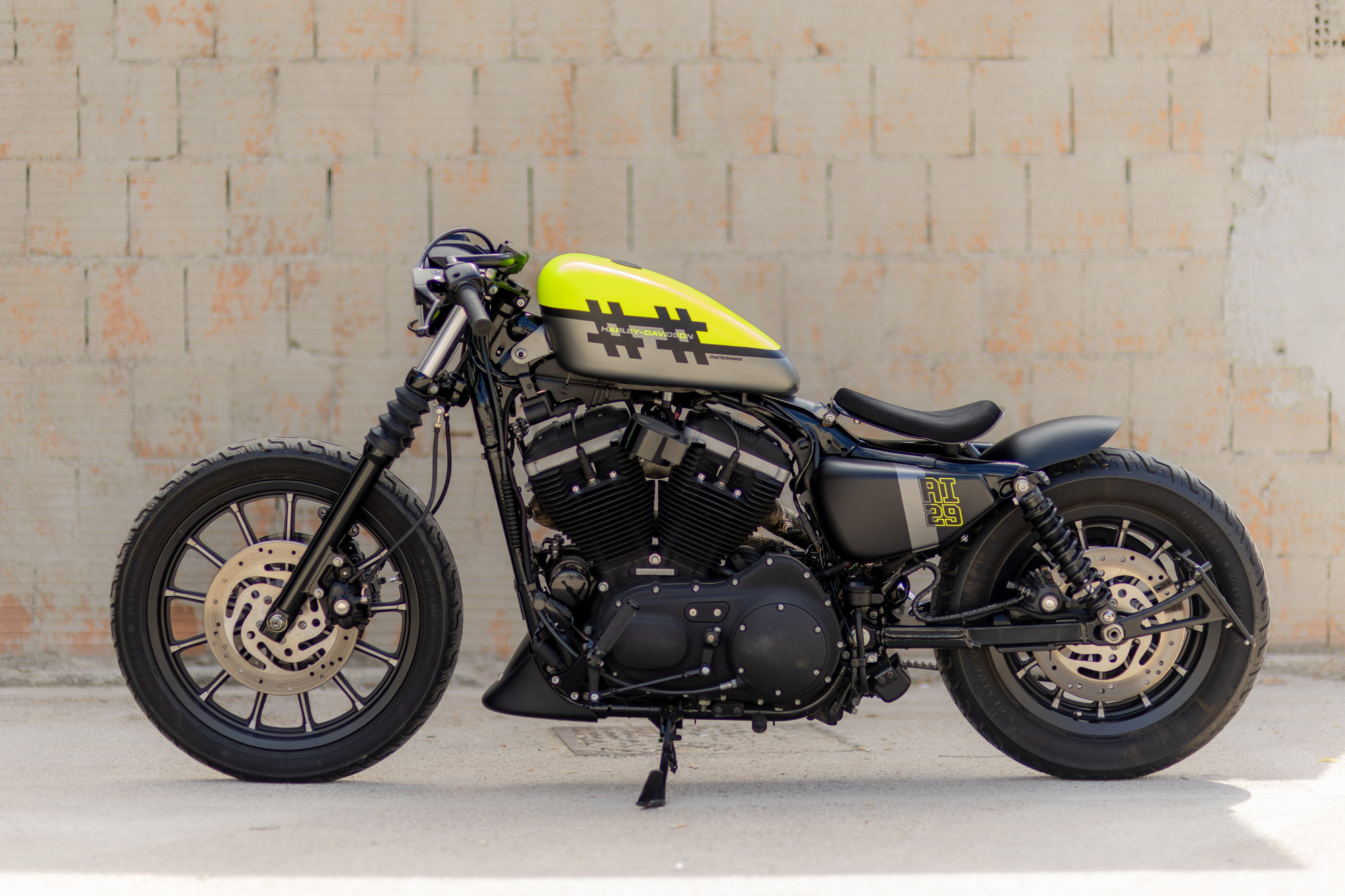 Harley-Davidson custom — vista laterale sinistra.
