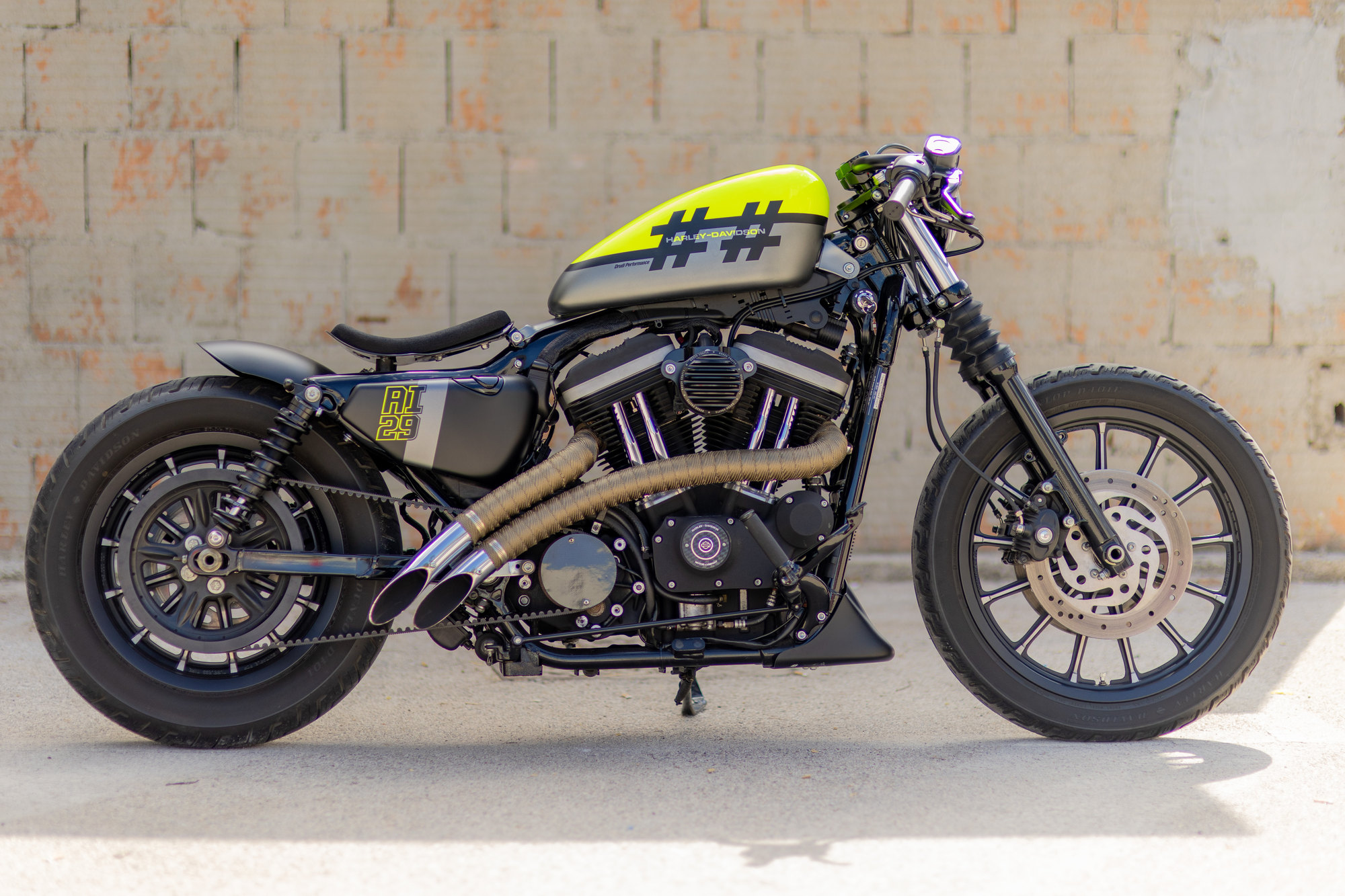 Harley-Davidson custom — vista laterale destra.