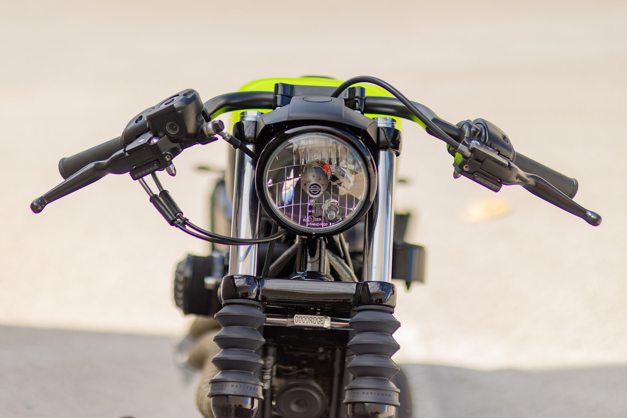 Harley-Davidson custom — vista anteriore.