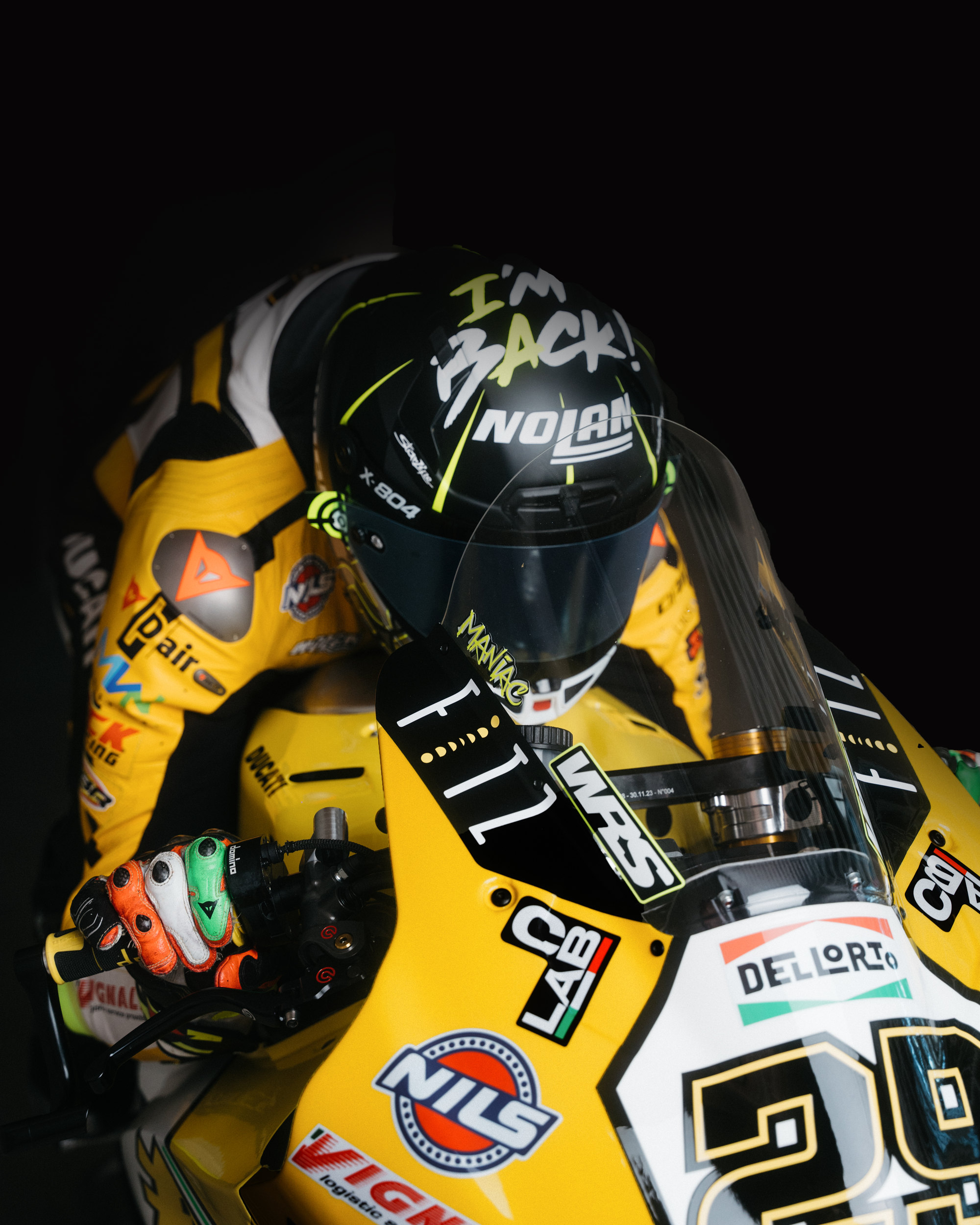 Andrea Iannone sulla Ducati Panigale V4 R del 2024, con la scritta «I’m back» sul casco.