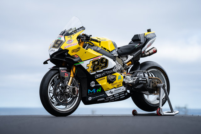 Ducati Panigale V4 R, configurazione WorldSBK 2024 — vista a tre quarti.