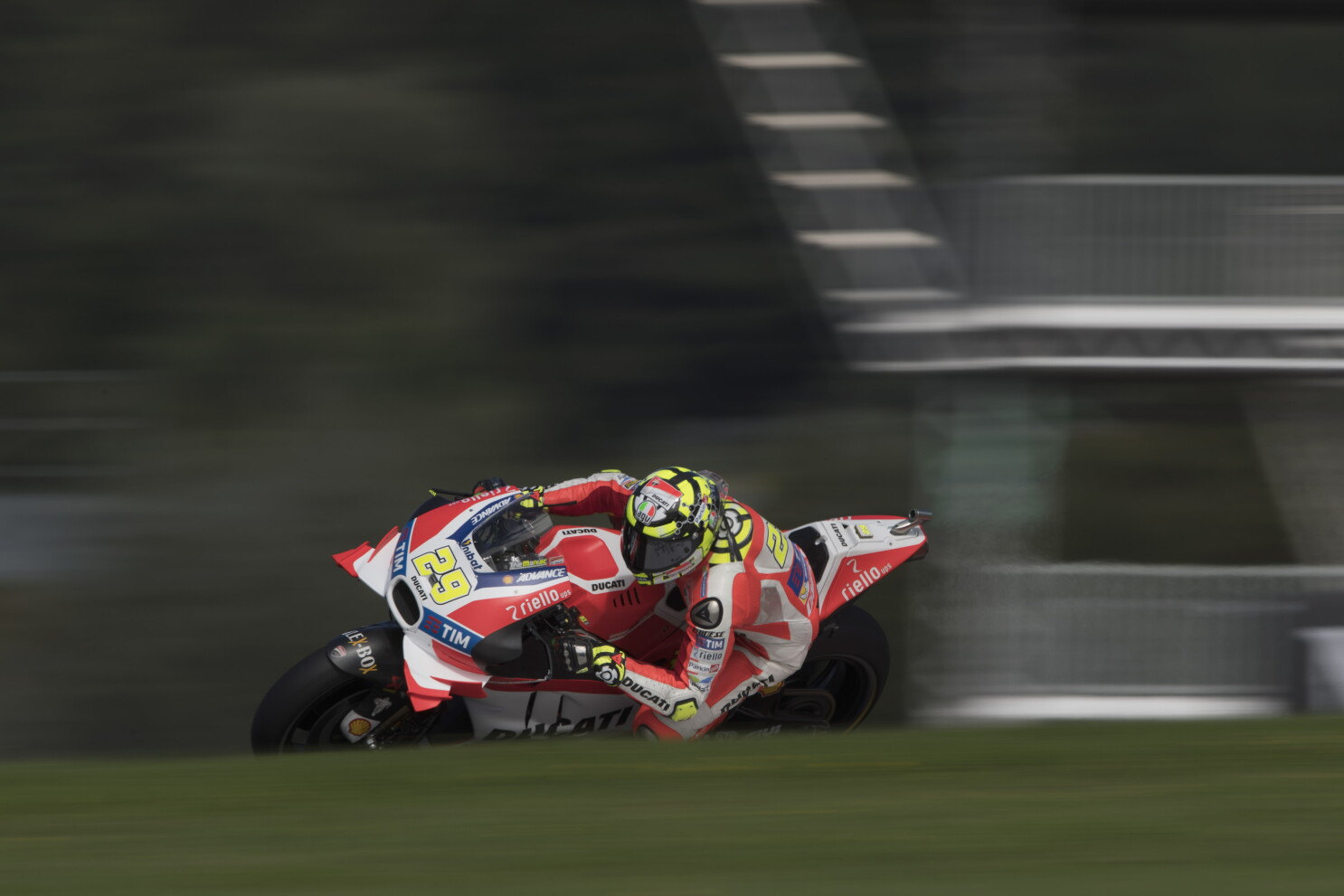Andrea Iannone in pista sulla Ducati Desmosedici GP nel 2016.