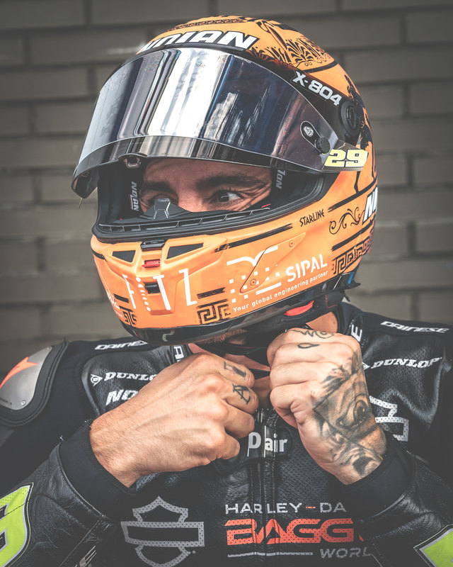 Assen — Andrea Iannone indossa il casco arancione.