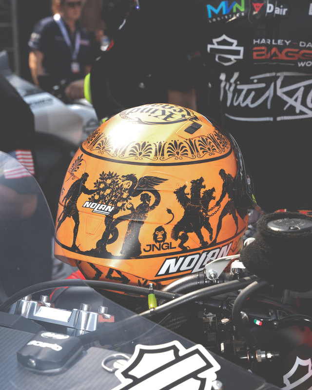 Assen — le figure sul retro del casco.
