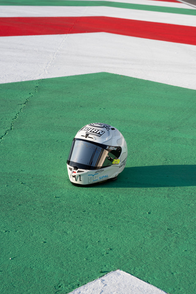 Mugello — casco sulla pista, vista anteriore.