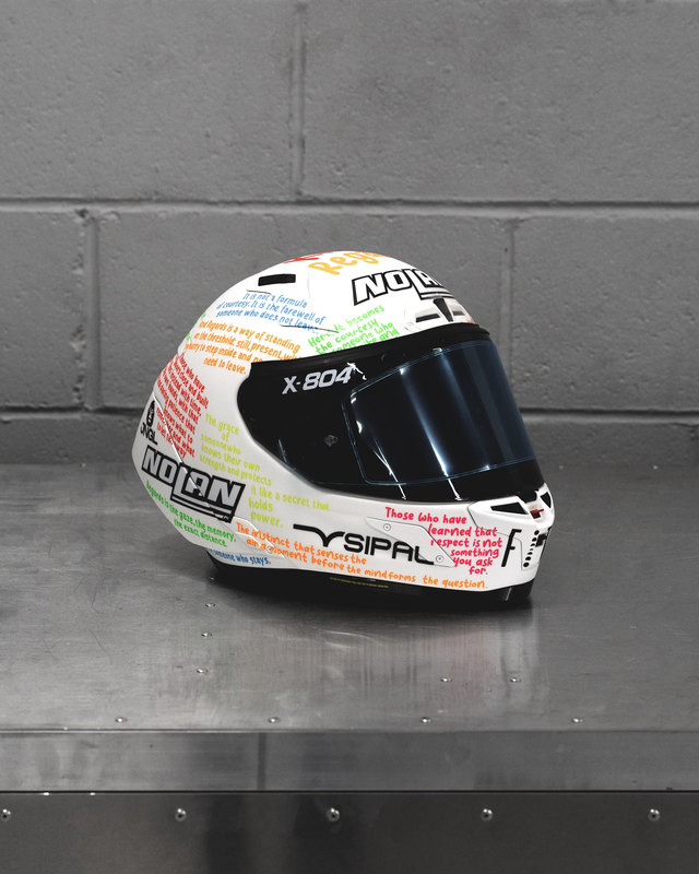 Silverstone — variante bianca, vista a tre quarti.