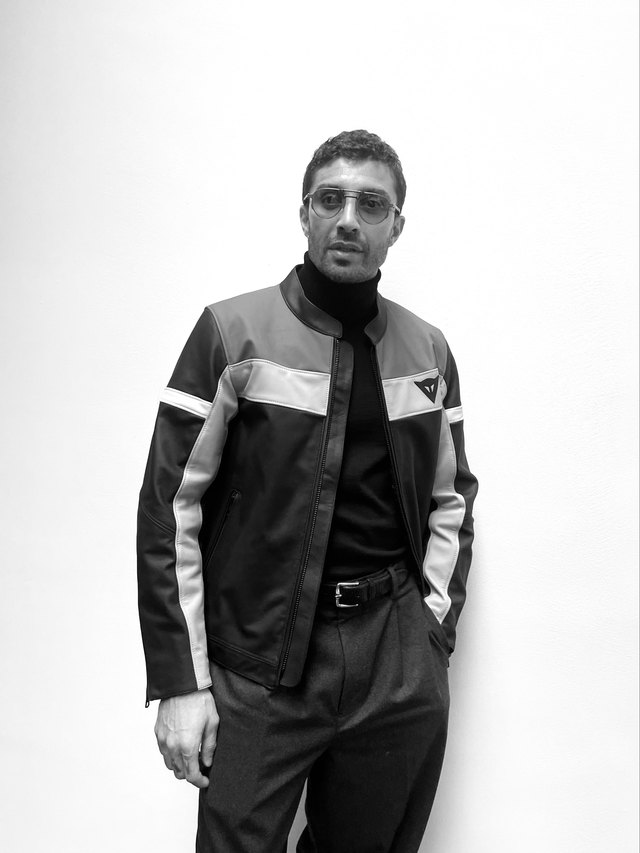 Ritratto di Andrea Iannone in bianco e nero.