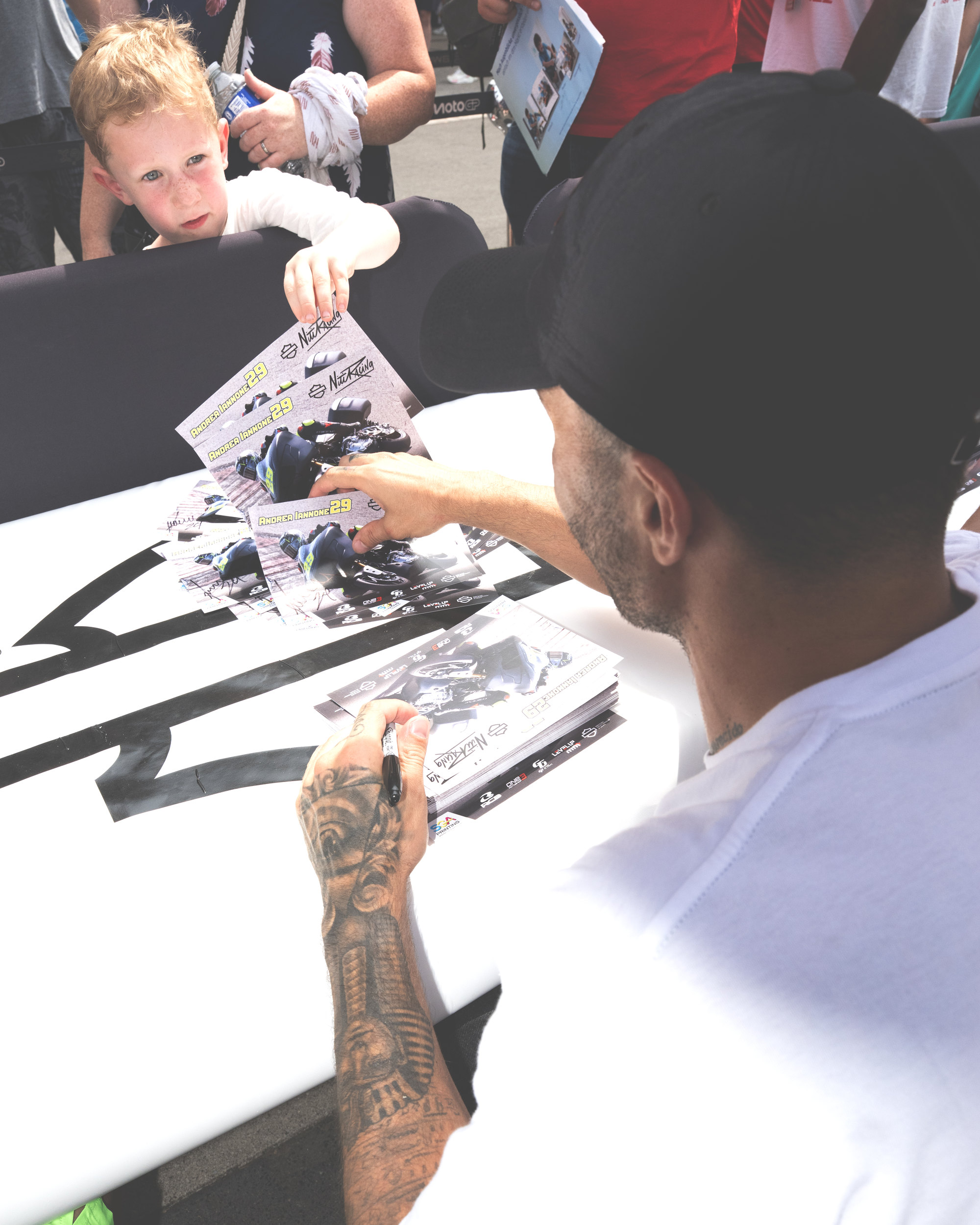 Andrea Iannone firma autografi ad Assen.