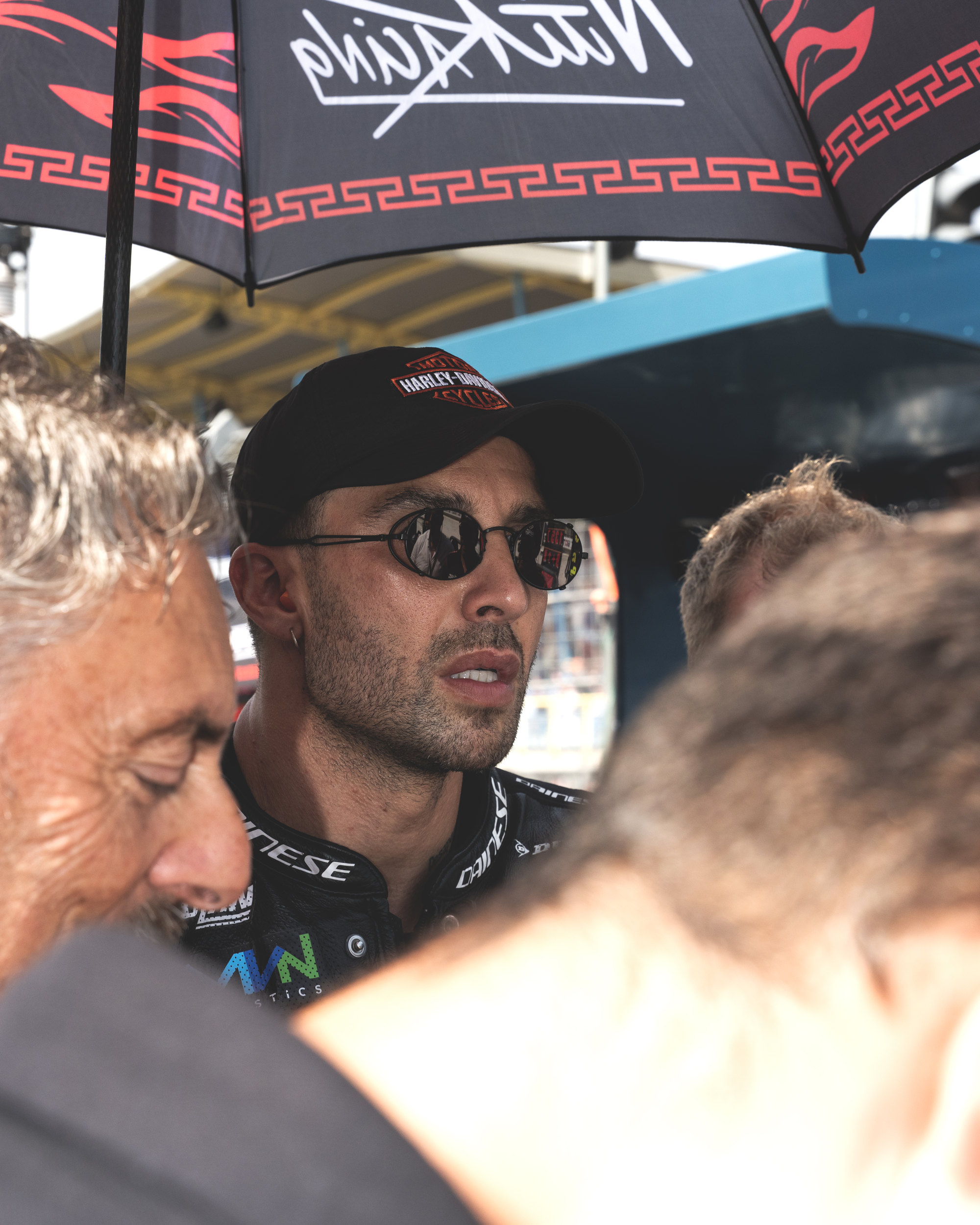Andrea Iannone tra le persone nel paddock di Assen.